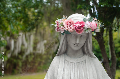Tableau sur toile Virgin Mary Statue With Flower Crown In Garden Catholic May Crowning