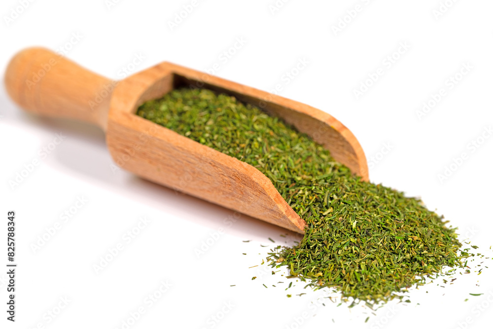 Getrockneter, gerebelter Dill auf einer Gewürzschaufel Getrockneter, gerebelter Dill auf einer Gewürzschaufel