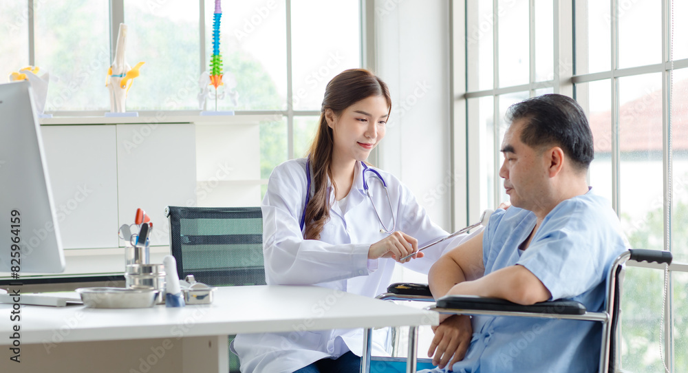 Obraz premium Asian woman doctor professional preparing for shot injection of medicinal drug in arm of elderly man patient in hospital or clinic. Healthcare and medical service vaccine injection concept.