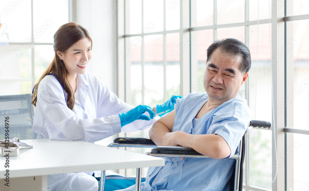 Obraz premium Asian beautiful woman doctor professional give shot injection of medicinal drug in arm of elderly man patient in hospital or clinic. Healthcare and medical service vaccine injection concept.
