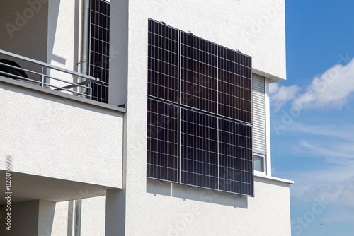 Solarfassade: Neues Wohnhaus mit Solarmodulen an der Fassade photo