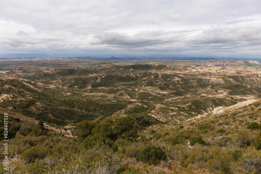 Vue de la Bardena Negra située dans les Bardenas Reales, une région naturelle semi-désertique de Navarre, en Espagne. Vue de la Bardena Negra située dans les Bardenas Reales, une région naturelle semi-désertique de Navarre, en Espagne.
