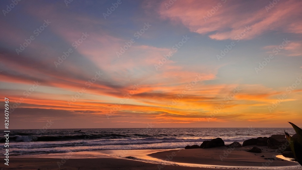 Obraz premium Fire sunset, Kovalam beach, India