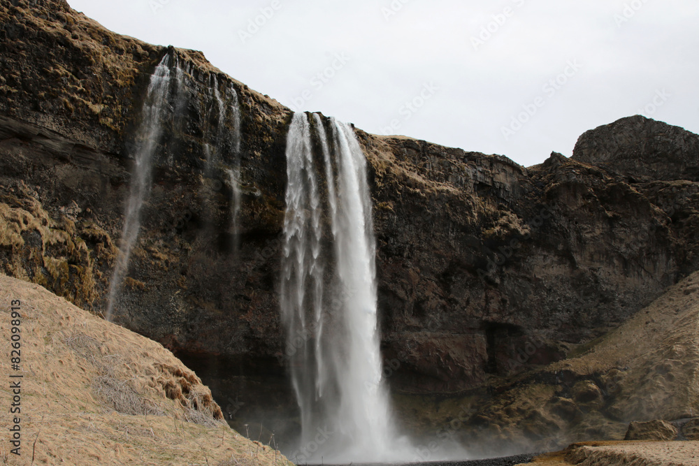 Obraz premium Landschaftsbild auf Island, Wasserfall am Seljalandsfoss
