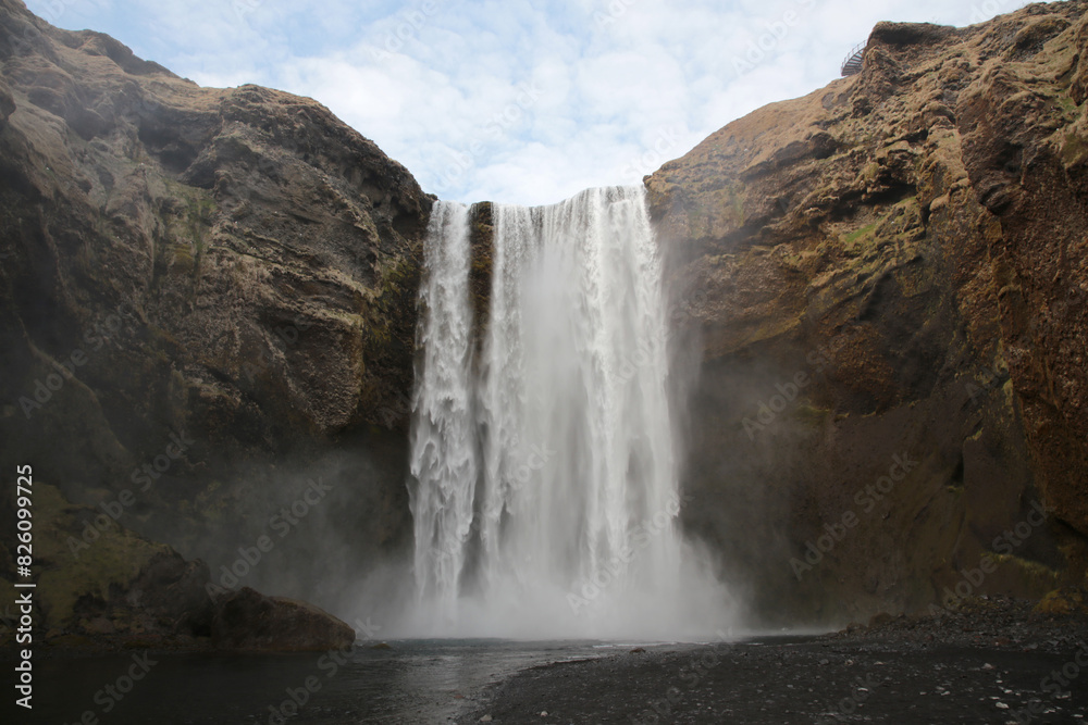 Fototapeta premium Island, Wasserfall Skogafoss an der Ringstraße im Süden
