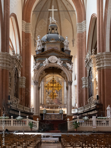	
Interno della chiesa di San Petronio a Bologna, Italia. Vista della navata centrale con tutte le sedie vuote	 photo