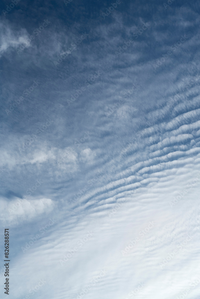 Nubes ligeras de viento en cielo azul