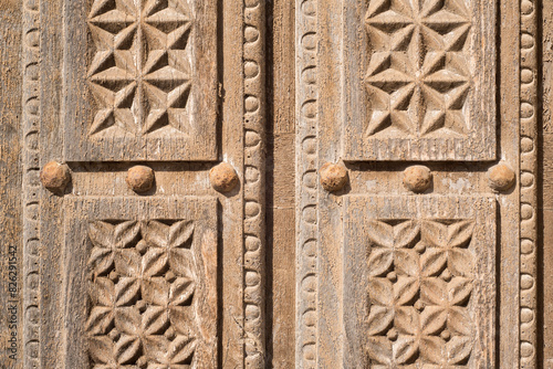 Patrón decorativo tallado en puerta de madera antigua