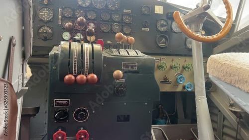 Blick in das Cockpit eines alten Flugzeugs. photo