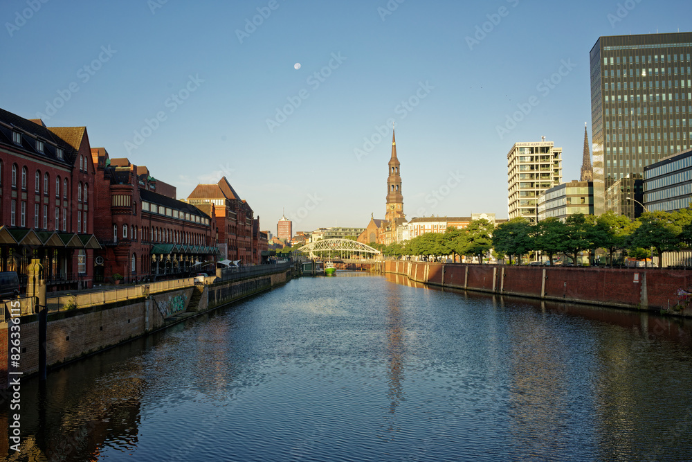 Obraz premium Scenic river and buildings in Hamburg, Germany