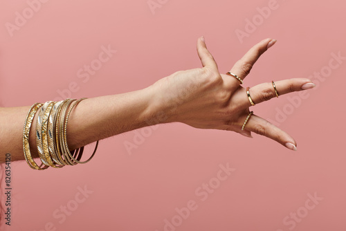 Bild auf Leinwand indian woman showcasing gold bangles on her hand in a stylish pose
