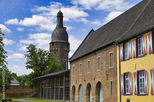 Zons am Rhein, Juddeturm hinter dem Schloss Friedestrom photo