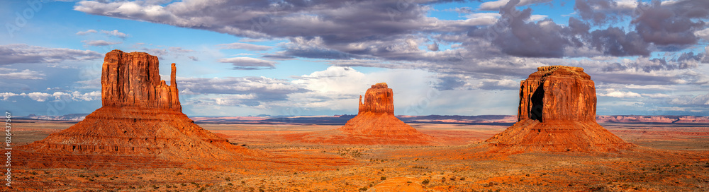 Fototapeta premium East, and West Mittens and Merrick Butte at Monument Valey