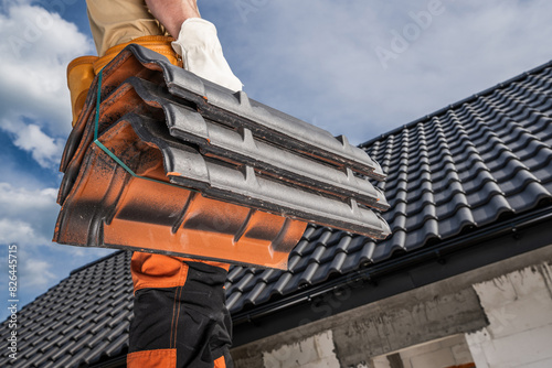 Foto Construction Roofer Worker Holding Ceramic Roof Tiles