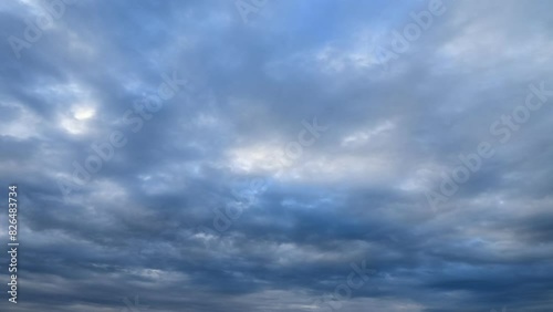 低く垂れ込める雲に降り注ぐ陽光 photo