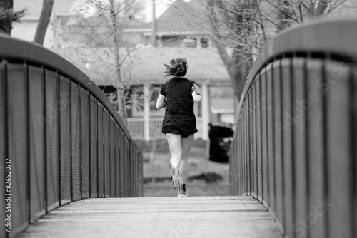 Une femme fait son jogging