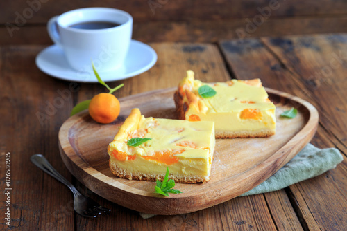 Mandarinen-Schmand-Kuchen mit Kaffee