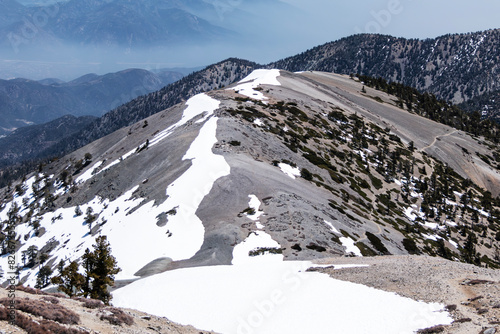фотографія Devils Backbone Trail with snow patches near Mt Baldy in the San Gabriel Mountains above Southern California