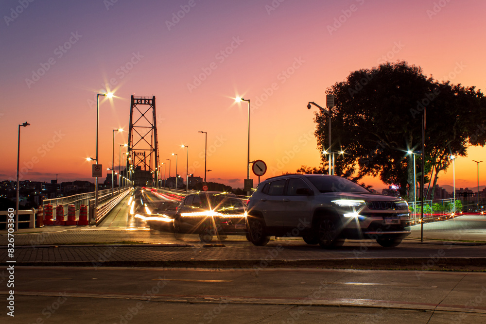 pôr-do-sol e  o tráfego intenso de carros   na ponte Hercílio Luz de Florianópolis, Santa Catarina, Brasil Florianopolis