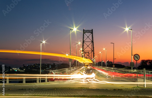 luzes do tráfego intenso de carros e ônibus na ponte Hercílio Luz de Florianópolis, Santa Catarina, Brasil Florianopolis