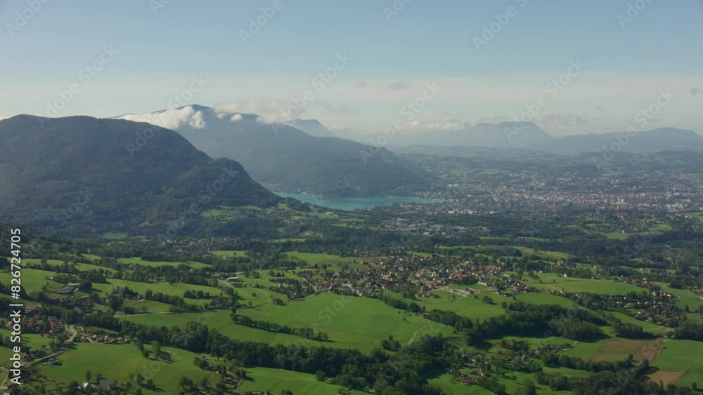 vue aérienne drone de la ville Annecy dans les Alpes en France avec le lac d'Annecy vue aérienne drone de la ville Annecy dans les Alpes en France avec le lac d'Annecy