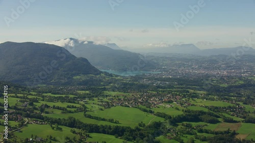 vue aérienne drone de la ville Annecy dans les Alpes en France avec le lac d'Annecy