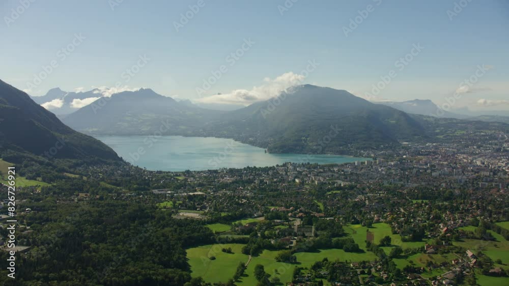 vue aérienne drone de la ville Annecy dans les Alpes en France avec le lac d'Annecy