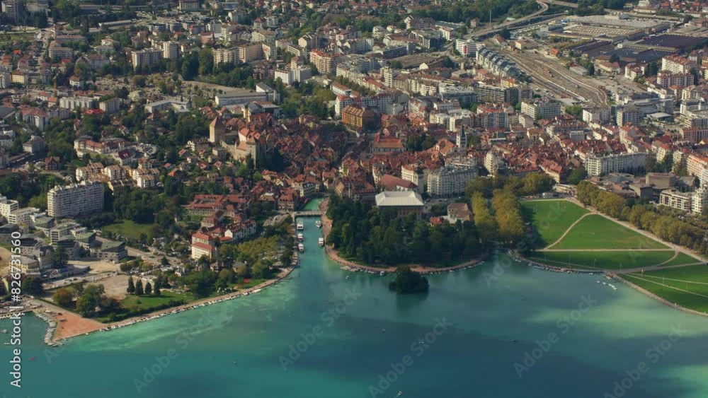 vue aérienne drone de la ville Annecy dans les Alpes en France avec le lac d'Annecy