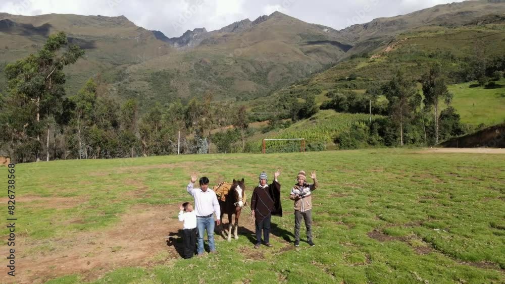  familia grupo personas   bajo la cálida luz del sol junto a un caballo. Concepto de viaje de estilo de vida saludable,quechua ,estilo de vida,tradiciones Perú