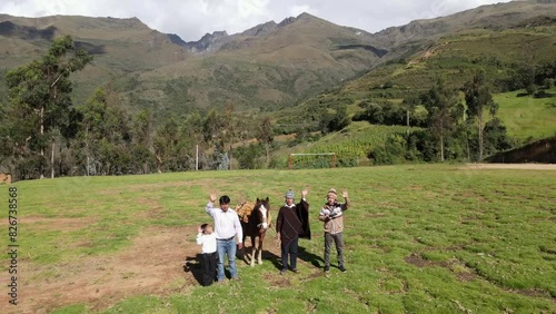  familia grupo personas   bajo la cálida luz del sol junto a un caballo. Concepto de viaje de estilo de vida saludable,quechua ,estilo de vida,tradiciones Perú photo