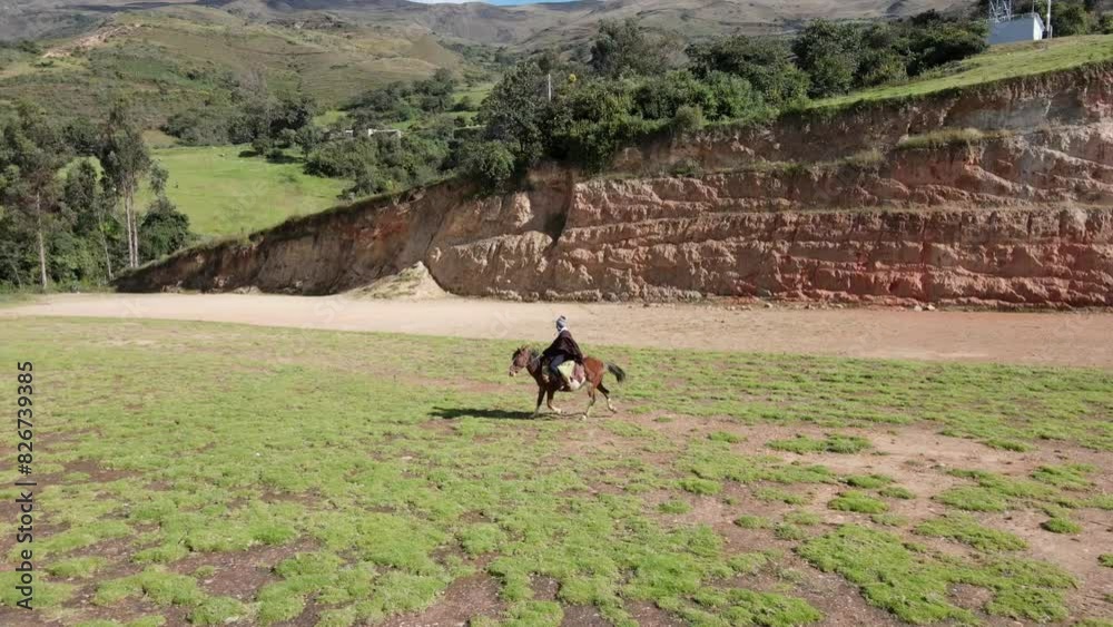 un joven y atractivo campesino montando un caballo caminando bajo la cálida luz del sol durante el día. Concepto de viaje de estilo de vida saludable, turismo experiencial.rural,quechua,estilo de vida