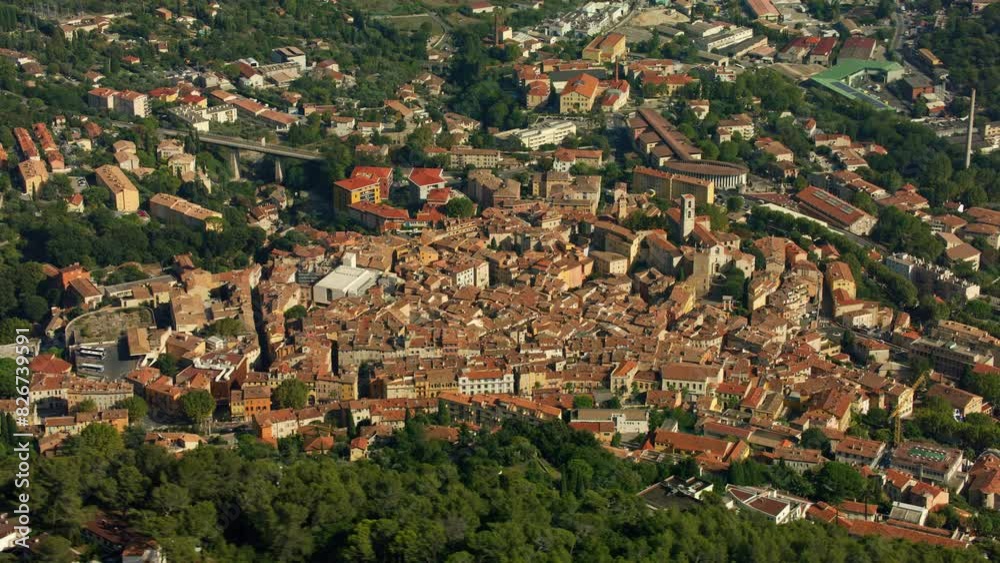 vue aérienne drone de la ville de Grasse 