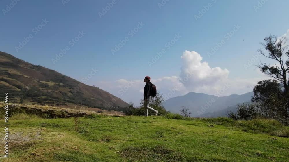 Mujer excursionista viajera caminando, aventurera con mochila sintiéndose victoriosa frente a la montaña, al aire libre para la educación de la naturaleza en vacaciones. Concepto de viaje,salto