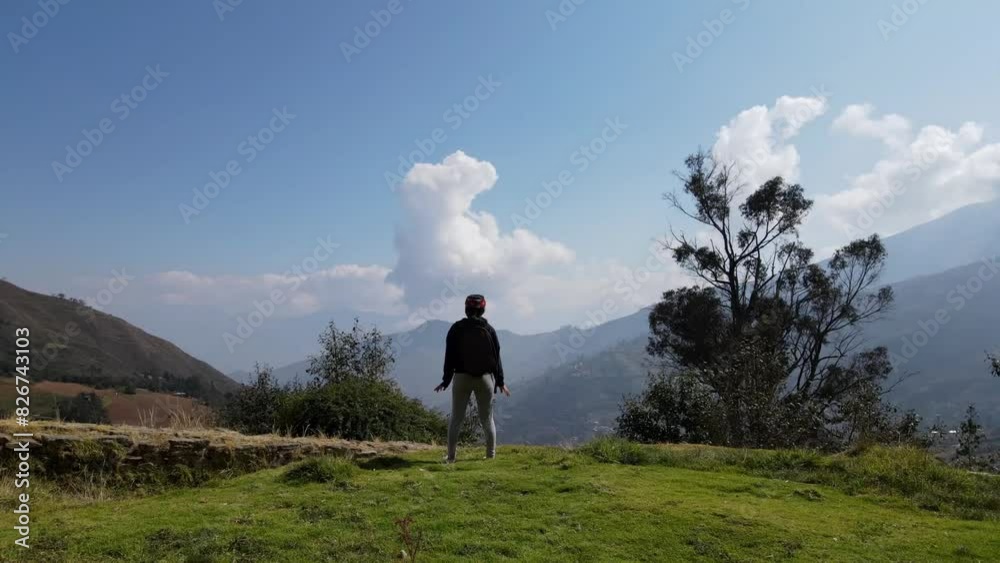 Mujer excursionista viajera caminando, aventurera con mochila sintiéndose victoriosa frente a la montaña, al aire libre para la educación de la naturaleza en vacaciones. Concepto de viaje,salto
