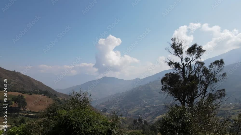 Mujer excursionista viajera, aventurera con mochila sintiéndose victoriosa frente a la montaña, al aire libre para la educación de la naturaleza en vacaciones. Concepto de viaje,casa quechua