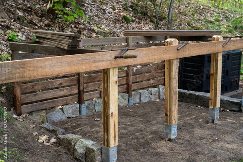 Ein Kompost aus Holz im Garten / Konzept: Kompost bauen photo