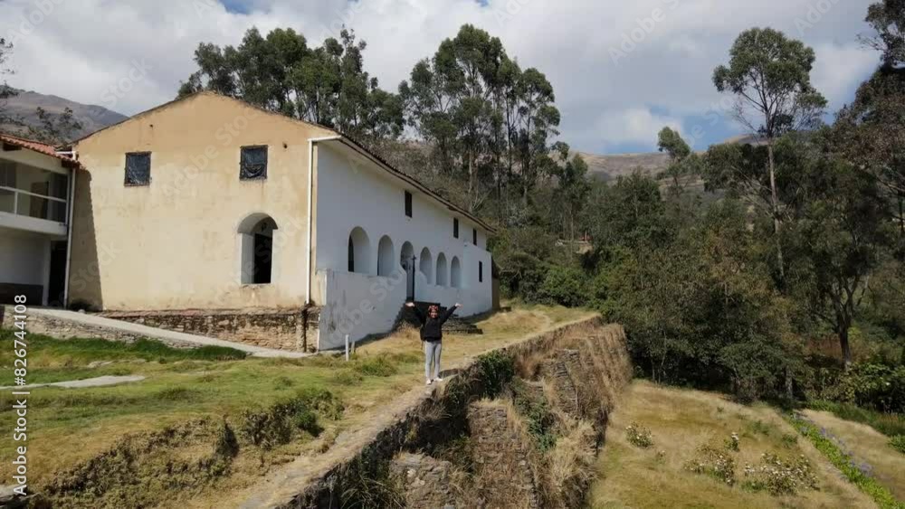 Mujer excursionista viajera, aventurera con mochila sintiéndose victoriosa frente a la montaña, al aire libre para la educación de la naturaleza en vacaciones. Concepto de viaje,casa quechua