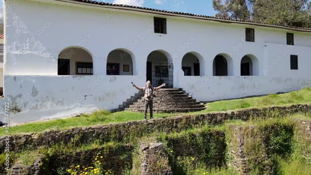 turista viajero video , aventurera con mochila sintiéndose victoriosa frente a la montaña, al aire libre para la educación de la naturaleza en vacaciones. Concepto de viaje,casa quechua