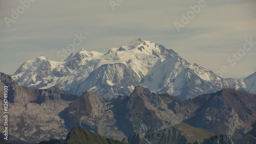 vue aérienne drone hélicoptère du Mont Blanc dans les alpes en France