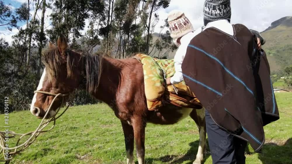 Hermosa campesina en familia caminando bajo la cálida luz del sol junto a un caballo montando a un niño. Concepto de viaje de estilo de vida saludable,quechua ,estilo de vida,tradiciones Perú