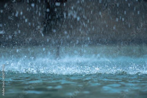 Foto Heavy raindrops splashing on the ground