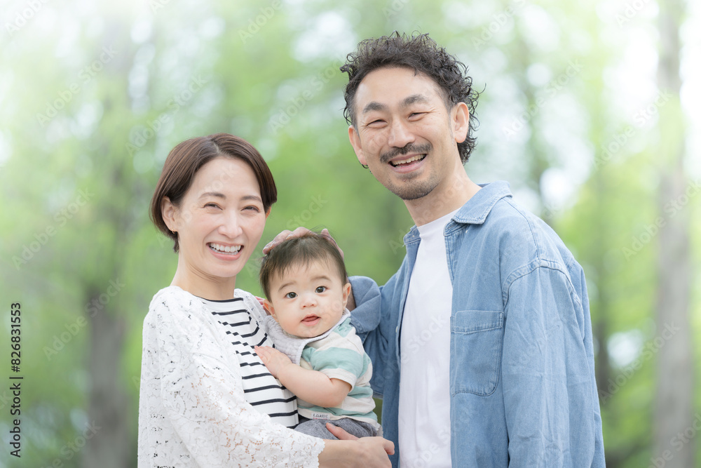 新緑の中で散歩するミドル夫婦 カメラ目線のクローズアップの笑顔 新緑の中で散歩するミドル夫婦 カメラ目線のクローズアップの笑顔