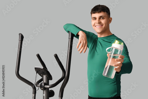 Sporty young man with bottl...