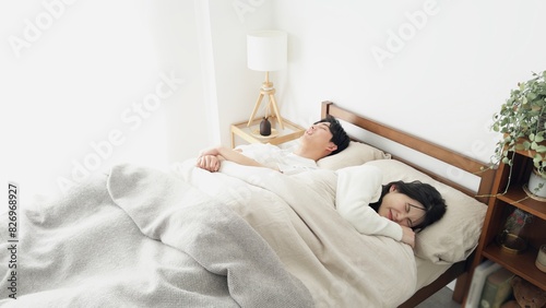 うるさいいびきに眠れない女性 photo