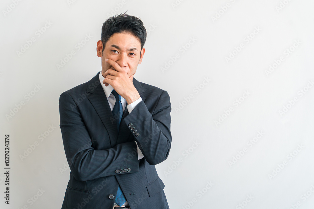 腕組みして考えるスーツ姿のアジア人中年ビジネスマン(悩む・困る・悩み・策士・戦略・作戦・検討)
腕組みして考えるスーツ姿のアジア人中年ビジネスマン(悩む・困る・悩み・策士・戦略・作戦・検討)