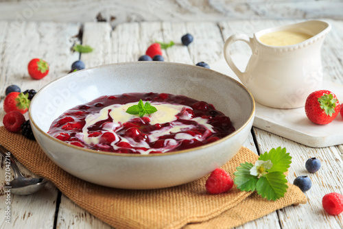 Rote Grütze mit Vanillesoße nach klassischer Art