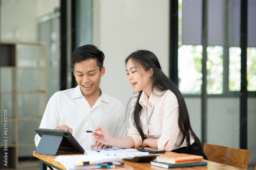 Asian businessmen, women and men Talk about new projects, presents at home office. Asian businessmen, women and men Talk about new projects, presents at home office.
