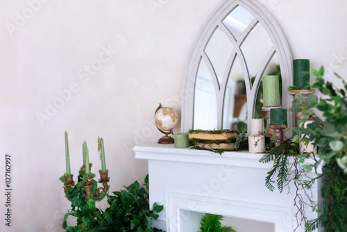 Valokuva Fireplace with a mirror above it