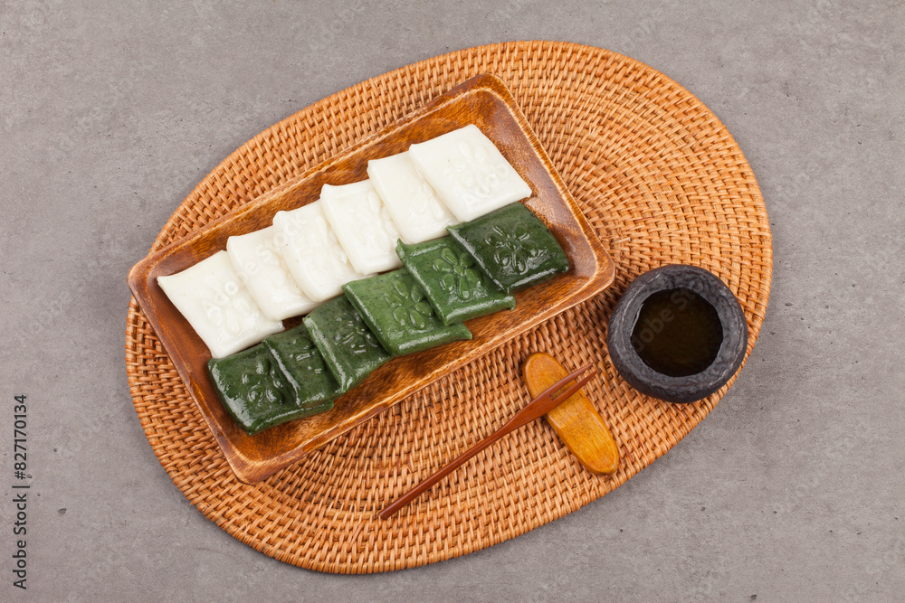 Circular Rice Cakes Rice cake made by pressing with rice cake meat into a square or round ...