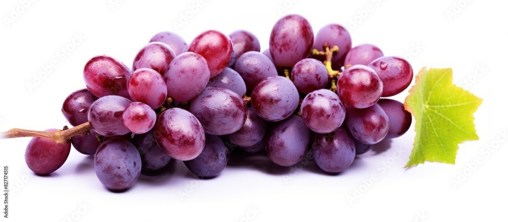 Obraz premium Fresh red grapes isolated white background